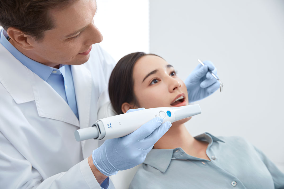 Medit i700 wireless intra oral scanner in patient setting